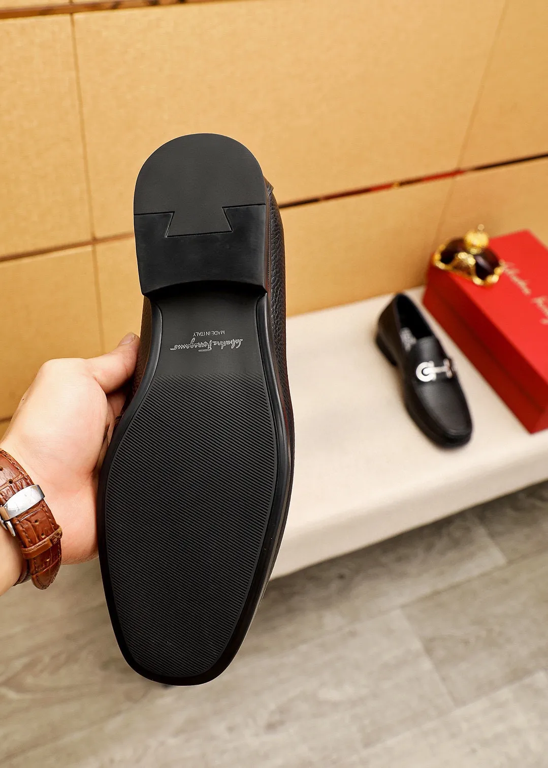 Men's shoes 💰480 💐 Product trademark: Ferragamo "Ferragamo" casual leather shoes Regular size: 38-44 (45🉑️customized) Product materials: Selected imported first-layer pebbled cowhide leather upper + luxury hardware buckle, imported water-dyed cowhide leather lining. Strong three-dimensional visual effect, original outsole color: 4⃣️seed leather materials available